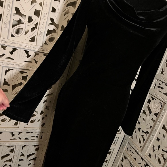 B. DARLIN DARING BLACK VELVET COWEL NECK TRUMPET LONG SLEEVE MIDI EVENING DRESS - Picture 4 of 9